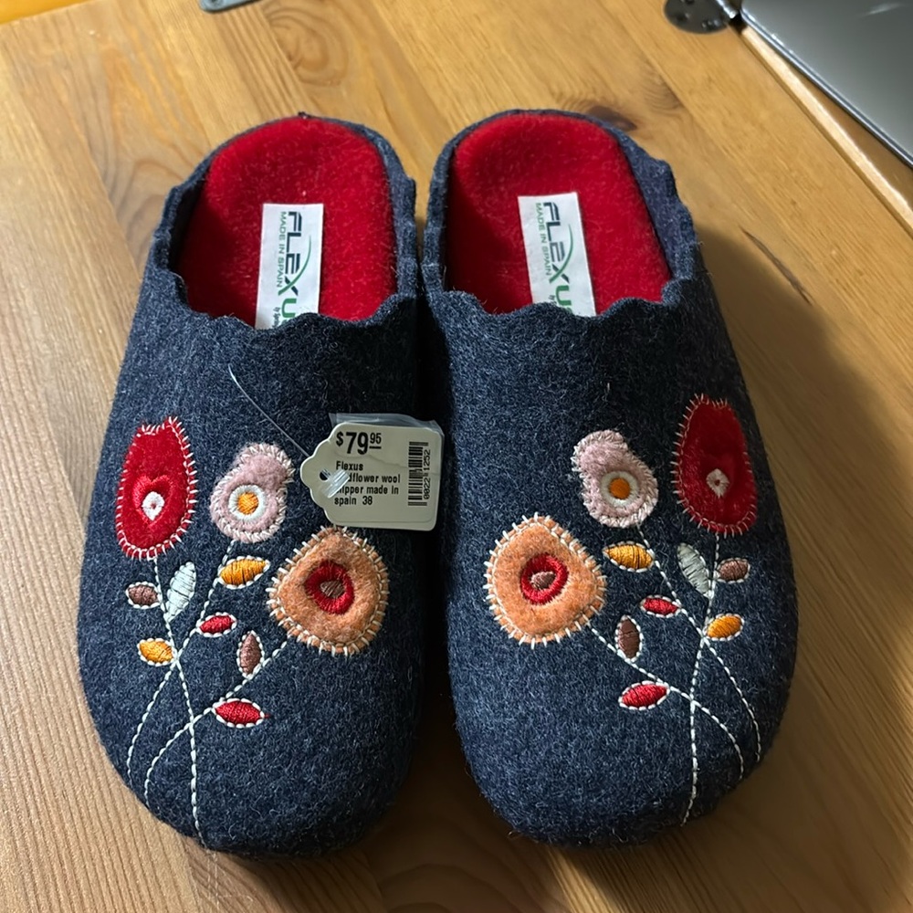 Flexus by Springstep wildflower wool slipper made in Spain. Size 38 NWT